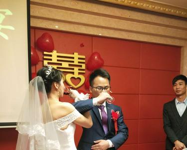 同事聚会男女喝交杯酒说明什么