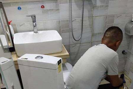 有地暖的马桶怎么封胶