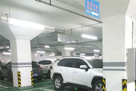 小区车库入口有没有停车位