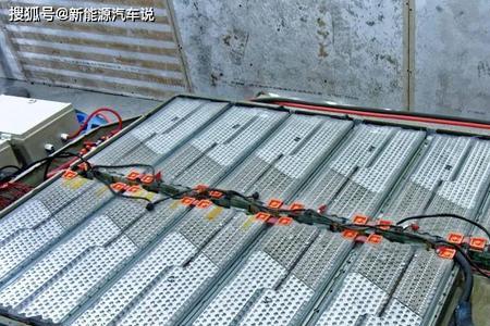 哪吒u选三元锂还是磷酸铁锂电池