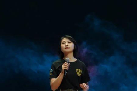 与歌四季什么学历
