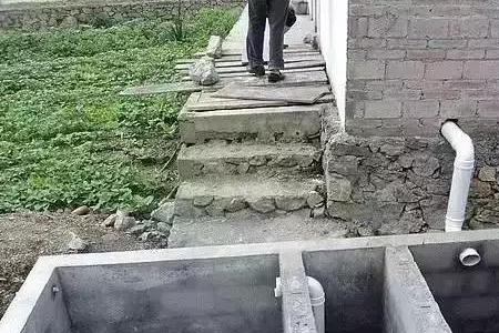 自建房化粪池能建在楼梯底吗