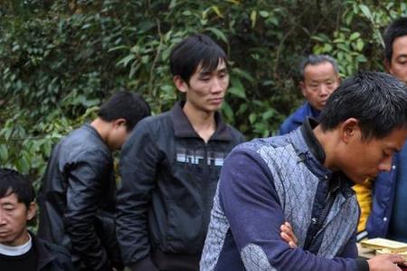 看出殡的不嫌殡大什么意思