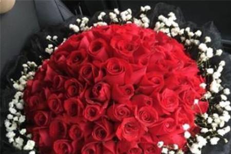 订婚当天男方送花说些什么