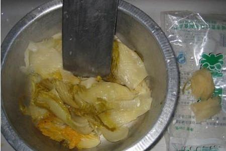 泡姜有白色的浮沫有酸味