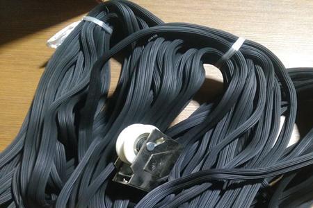 窗纱上泡沫胶怎样能擦掉