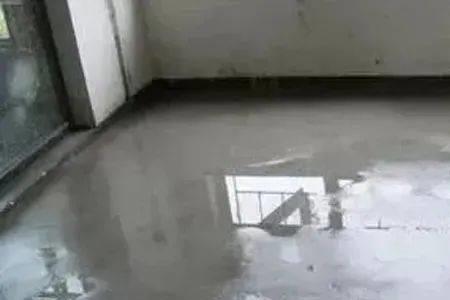 水泥地面洒水起水泡