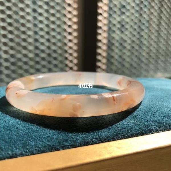樱花玛瑙手镯没有太花好吗
