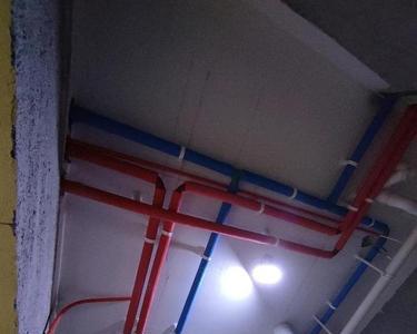 水管走顶忘记保温棉补救