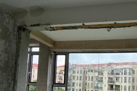 落地窗玻璃上有个气泡