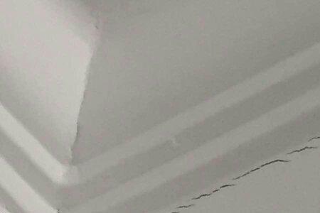 6楼顶层墙体有裂缝，应怎么维修