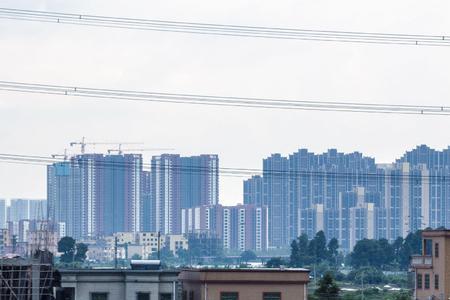 房子买在市区可以在镇上上学吗