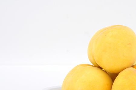 黄色的小小的桃子叫什么名