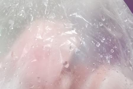 冰箱冷冻上面有水珠