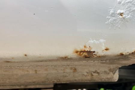 汽车后顶和玻璃处生锈