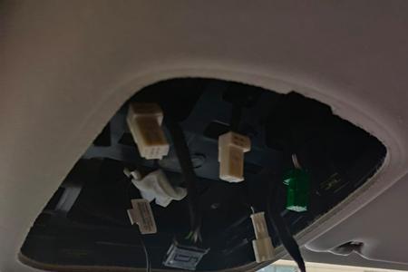 标致408顶灯怎么拆