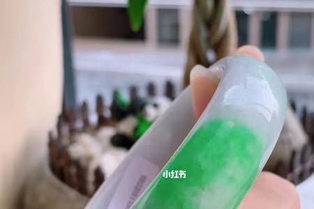 翡翠挂架飘绿点好吗