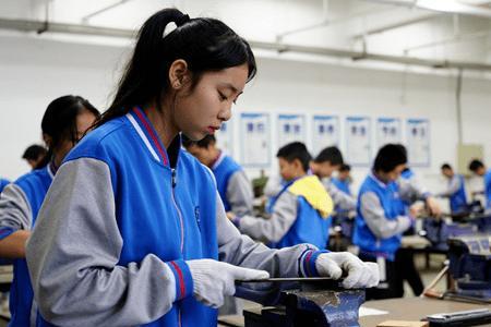 女孩子做钳工容易吗