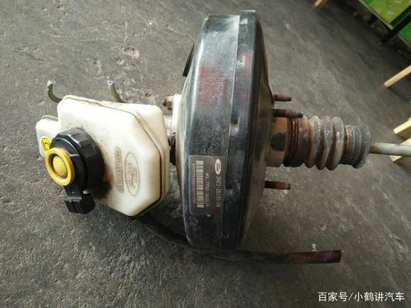 刹车总泵漏气修理原理