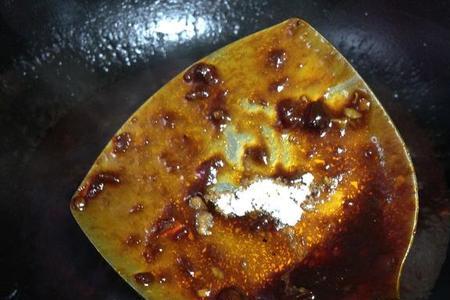 香菇酱吃着苦是怎么回事