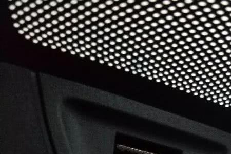 汽车无线充电处有马达的异响