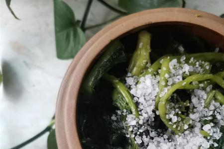 腌雪里蕻用盐水腌好还是干腌好