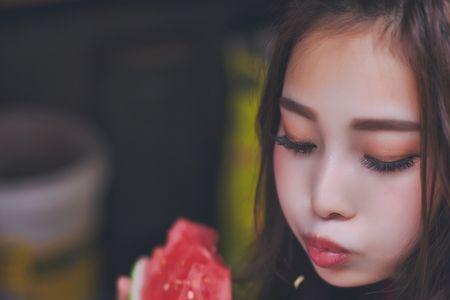 女生调皮坏坏的表现