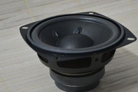 喇叭插在低音炮呲呲响怎么修