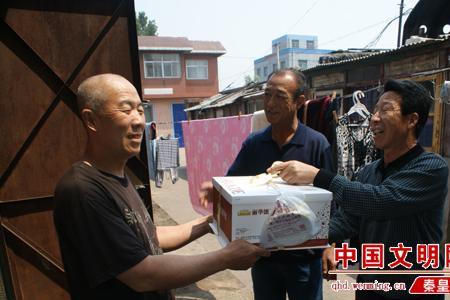 送村干部什么礼品好