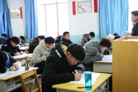 中学期末考试晚上考吗