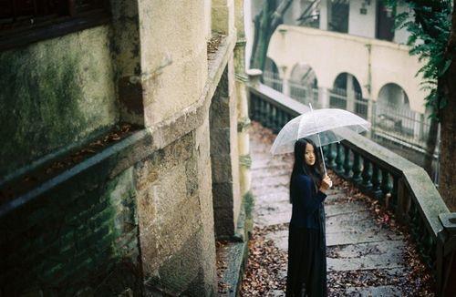 下雨天怎么自然牵女生的手