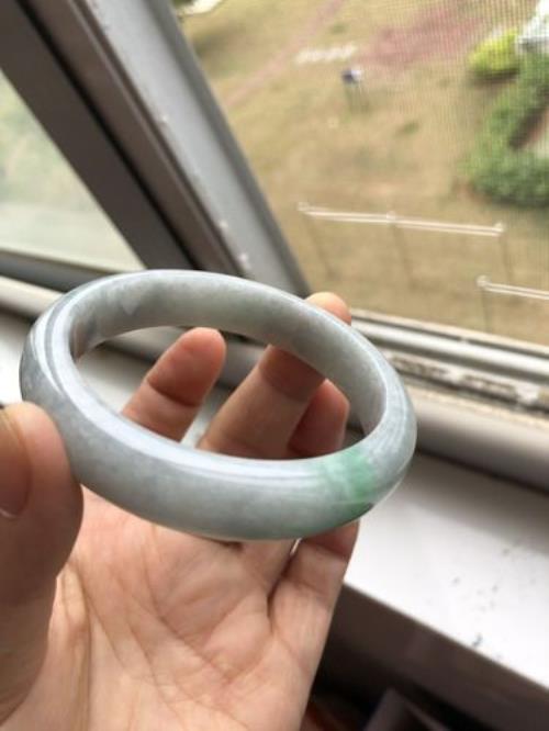 170的手戴56的镯子会大吗