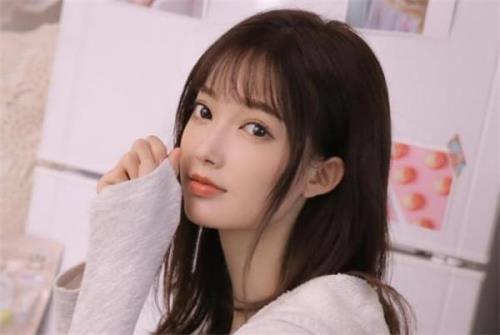 女孩用哟打招呼，我该怎么回