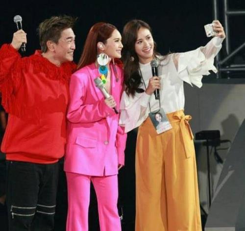 低调带女友看演唱会是什么小说