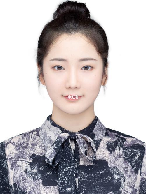照证件照最好穿什么衣服