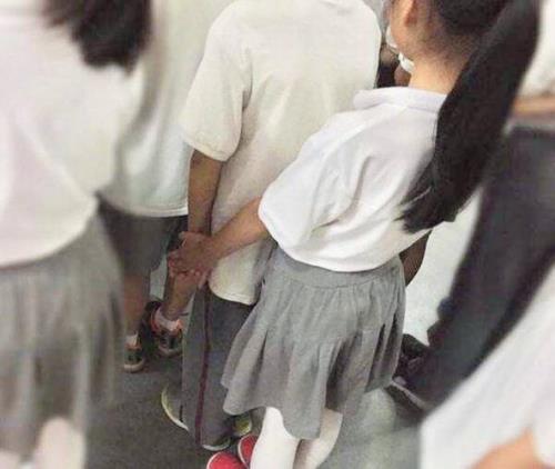 男孩被女同学拽裤子构成什么罪