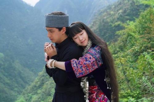 对面阿妹看过来原唱