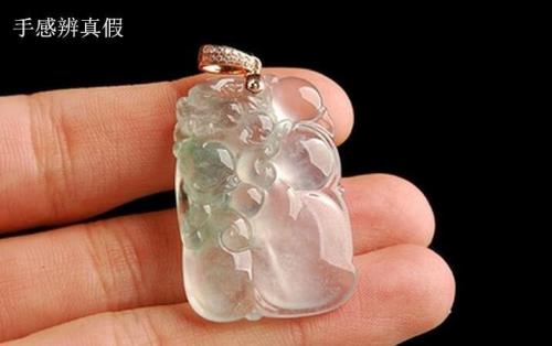 翡翠玉挂在胸前为什么那么凉