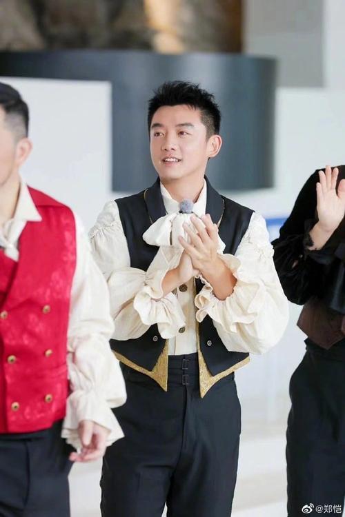 奔跑吧郑恺怎么一直戴眼镜