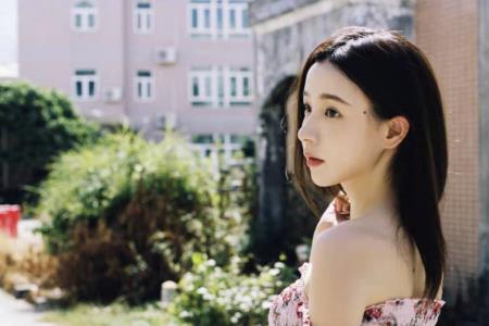 余霜脖子上的两颗痣是天生的吗