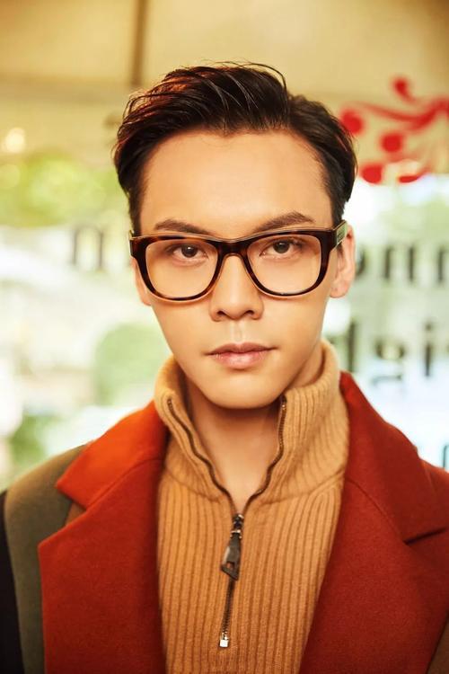 男生面尖代什么眼镜好看