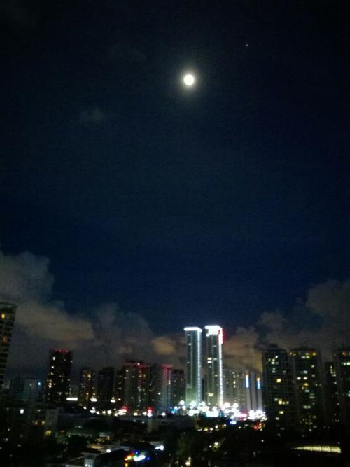 窗外的夜空暗了几分是什么歌