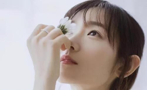 女孩天天跟一个男生聊天正常吗