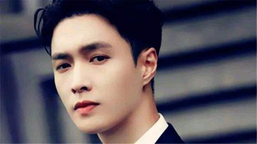 张艺兴几几年正式回国