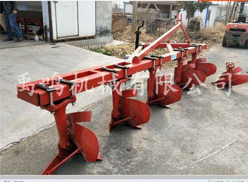 泰山704拖拉机带几铧犁