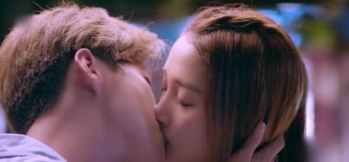 关晓彤和鹿晗什么时候官宣的