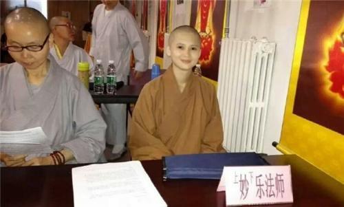 歌手李娜为什么要出家做尼姑