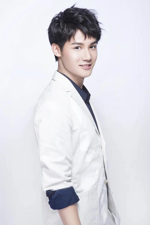 许冠三兄弟是亲兄弟么