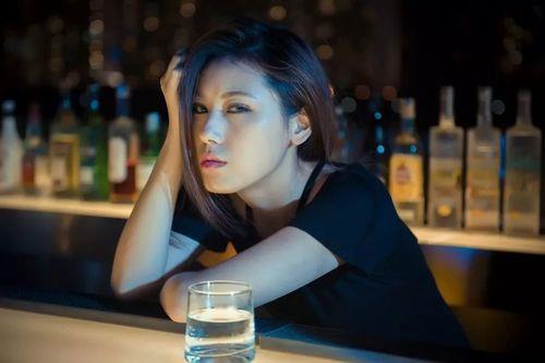 在酒吧如何与女生搭讪