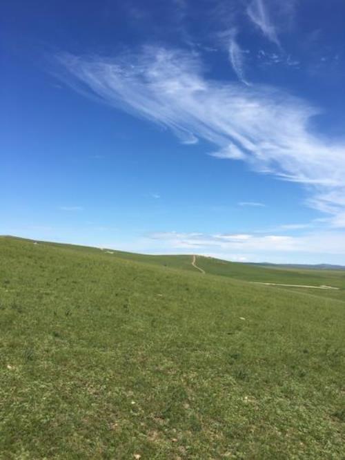 远方的山坡原唱